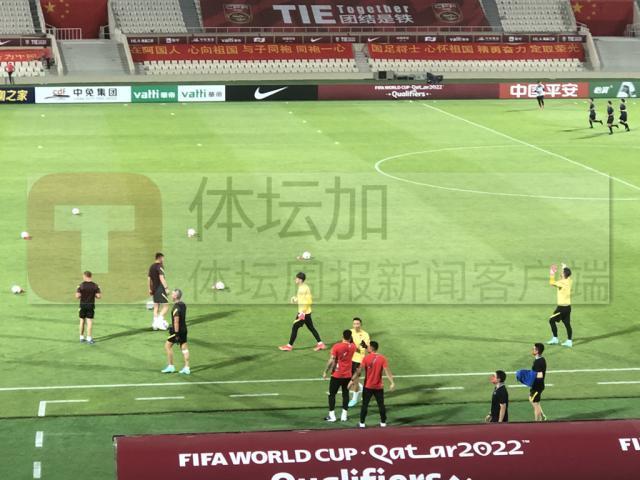 英雄联盟-【国足现场图】球场挂满五星红旗和标语显主场氛围